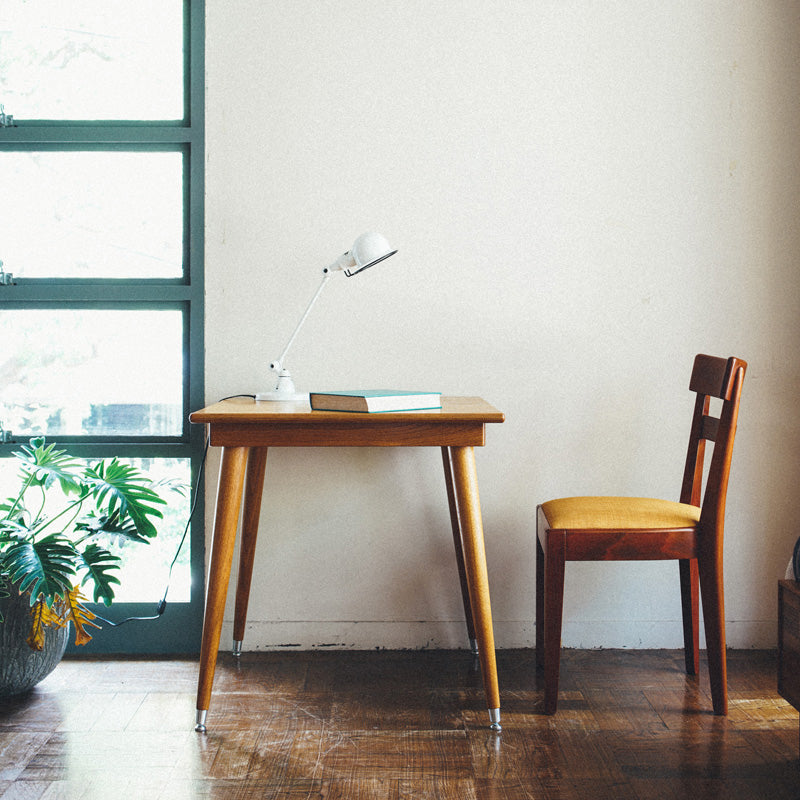 SQUARE TABLE