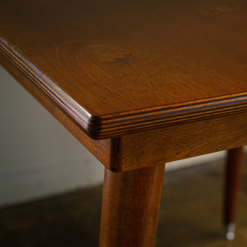 SQUARE TABLE