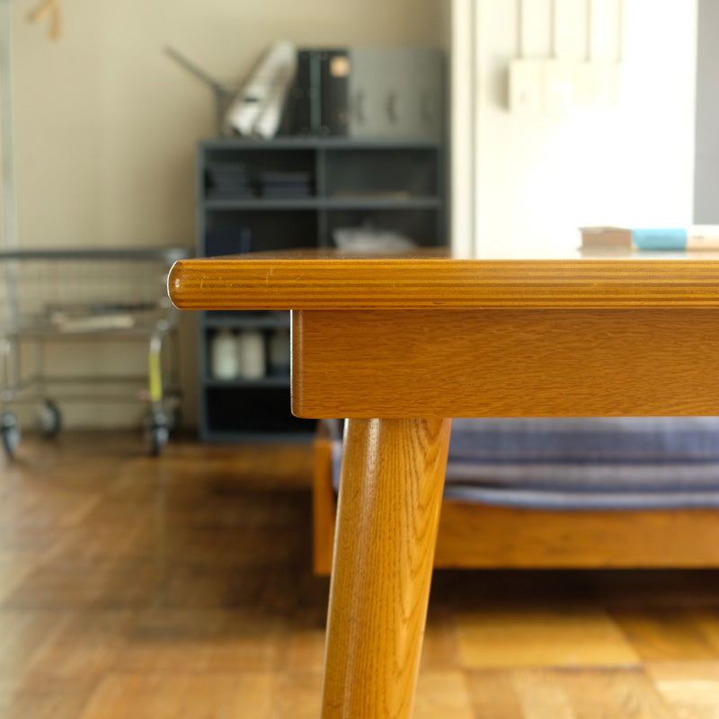 SQUARE TABLE
