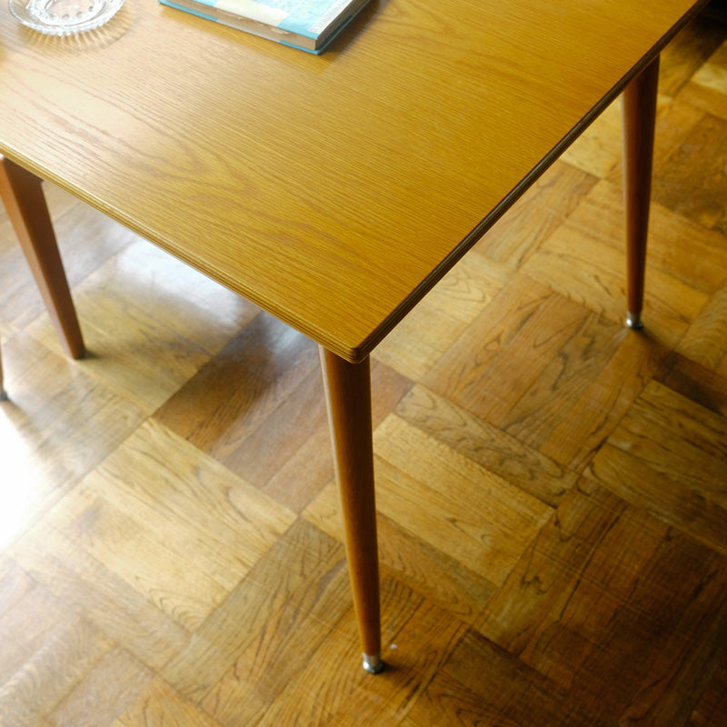 SQUARE TABLE