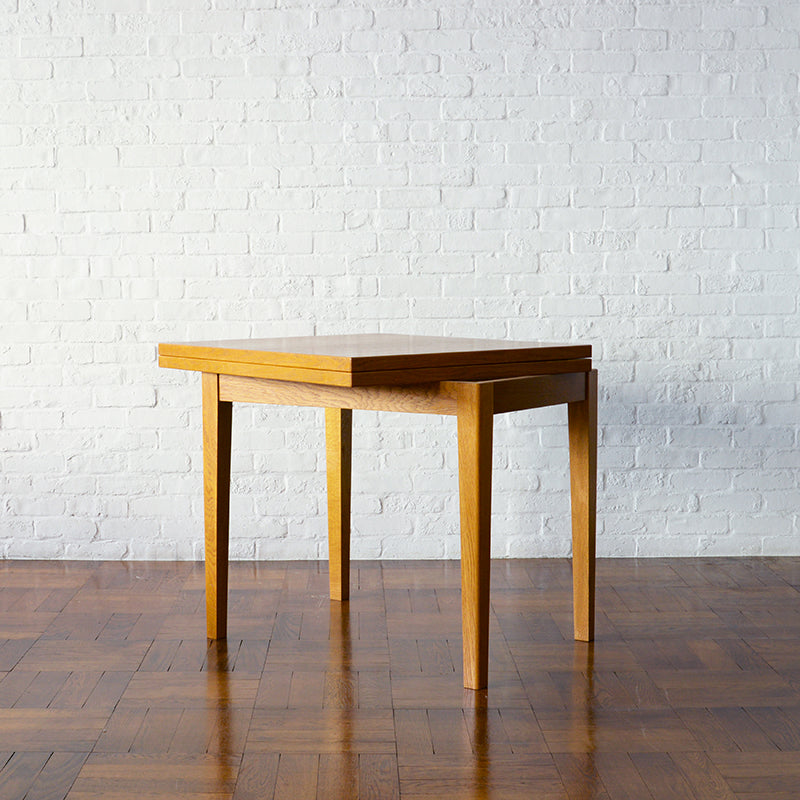 DH DINING TABLE