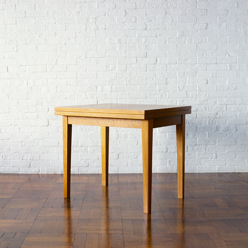 DH DINING TABLE