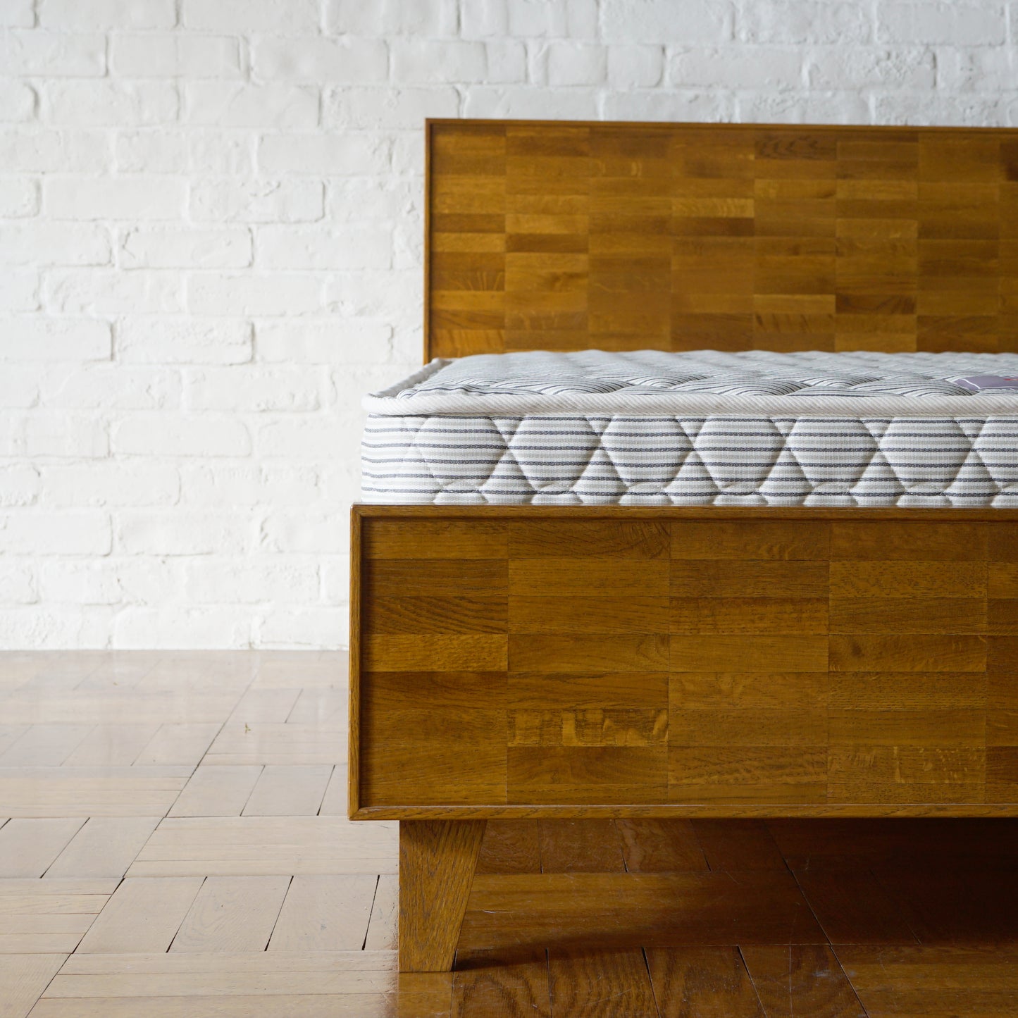 PARQUET BACK BED