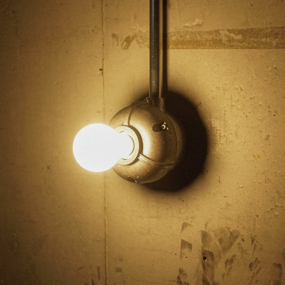 CAST ALUMINUM LAMP